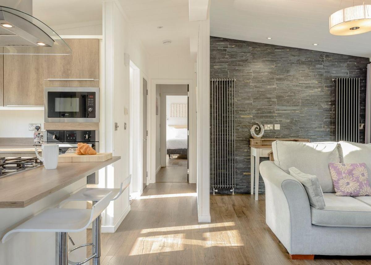 Woodside Bay Lodge Retreat Вуттон-Бридж Экстерьер фото