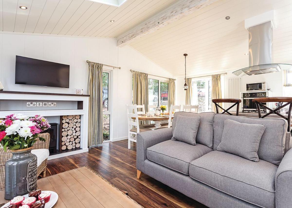 Woodside Bay Lodge Retreat Вуттон-Бридж Экстерьер фото